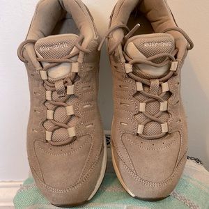 EASY-SPIRIT SIZE 8 Women’s sneakers!!! These are the most comfortable sneakers!